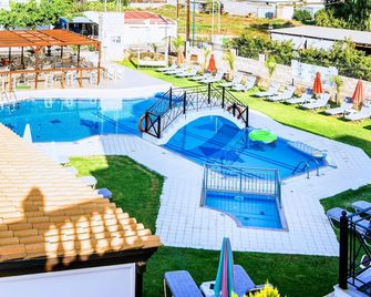 Yiannis Manos Hotel Resort - Mália - Pool