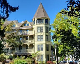 Aldine Simpson Suite SPACIOUS updated 1-bdrm w/lake view in heart of Chautauqua! - Chautauqua - Building