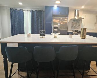 4-BR Farmhouse w/ Private Lake - Stockbridge - Dining room