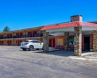 Econo Lodge - Bradford - Building