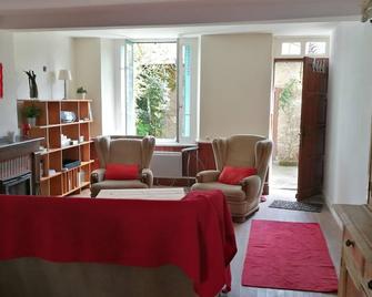 Unplug And Enjoy Nature In Fougax And Barrineuf - Fougax-et-Barrineuf - Sala de estar
