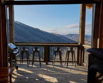 Cliffside Cabin - Breathtaking Cliffside Gem Off Grid-Cabin Adventure! - Fletcher - Balkon