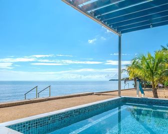 Entire Beach Home with Sunroom, Pool, Bikes, Paddleboards, BBQ, Snorkeling & more - Hopkins - Pool