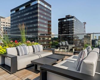 Stamford Grand Apartment + Cozy Den - Stamford - Balcony