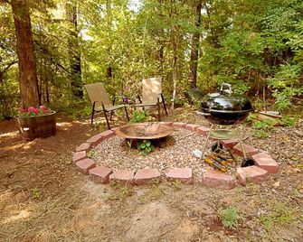 Relax & Rejuvenate at Romantic Enchanted Cottage - Flint - Patio