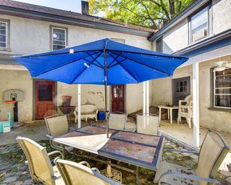 Jim Croces Farmhouse Apartment in Downingtown! - Downingtown - Patio