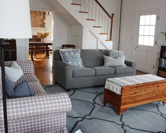 Farmhouse Retreat - Snow Hill - Living room