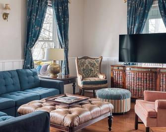 Stone Mountain Manor - Stone Mountain