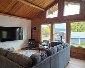 Charming 3/2 home with deck to enjoy mountain views in peaceful Bonners Ferry - Bonners Ferry - Sala de estar