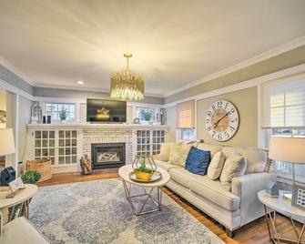 Family-Friendly Glens Falls Home w/ Sun Porch - Glens Falls - Huiskamer