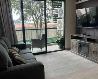 Cozy, Spacious 2Br Apt w/ Mountainview. Parking, Gym & Pool - Antiguo Cuscatlán - Living room