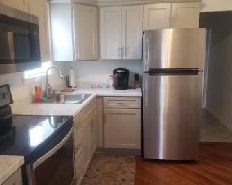 Cozy Village Flat Nestled In The Heart Of Medina - Medina - Kitchen