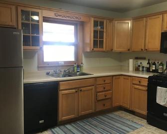 Farmhouse stay the Driftless way 3 mi from VRQ: walking trails, yoga room, views - Viroqua - Cocina