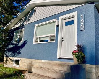 Alpine Escape-Completely Renovated Home, 20 minutes from Jasper Park Gates - Hinton - Building