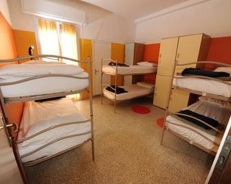 Sunflower Beach Backpacker Hostel - Rimini - Schlafzimmer