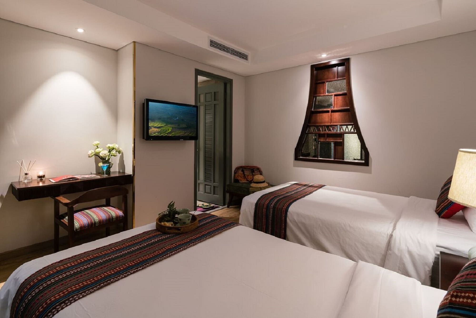 Au Lac Legend Hotel thumbnail 3