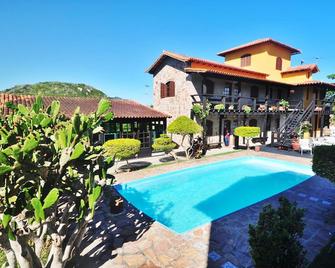 بوزادا تانتومار - اررايال دو كابو - حوض السباحة