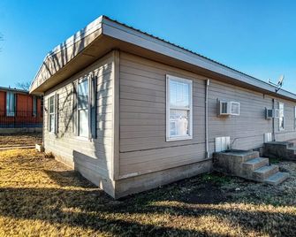 Cozy 1-bedroom apartment equipped with Wifi, a block away from Main st. Borger - Borger - Building