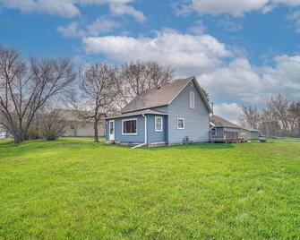 Serene Devils Lake House w/ Deck + Fire Pit! - Devils Lake - Budova