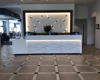 Hilton Garden Inn Birmingham Airport - Birmingham - Front desk