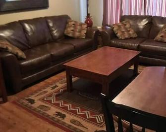 Rustic 2 BR Mountain View-walk to resort - Big Sky - Kitchen