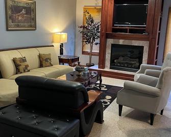 Urbandale Ranch - Urbandale - Living room