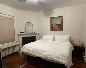 Luxury Historic 1880's Victorian Home w/ hot tub! - Alexandria - Bedroom