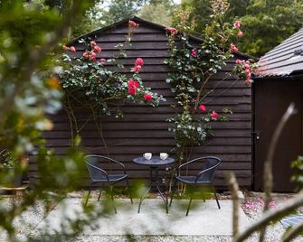 Sea View 1-Bed Cottage Sleeps 2 w Private Garden - Skibbereen - Patio