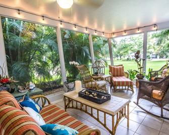 Discover Hidden Cove #2 - Water Views with Privacy - Lakewood Ranch - Living room