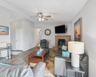 Corinth Getaway with Deck about 11 Mi to Ark Encounter! - Corinth - Sala de estar