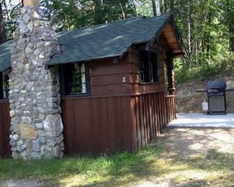 Bungalow #2 or #3 with indoor hot tub - Brisco - Outdoors view