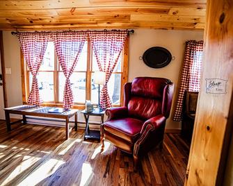 Knotty Pine Bunkhouse - Nevada - Living room