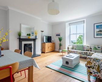 Manacles - Spacious flat near beach with sea views & parking - Falmouth - Living room