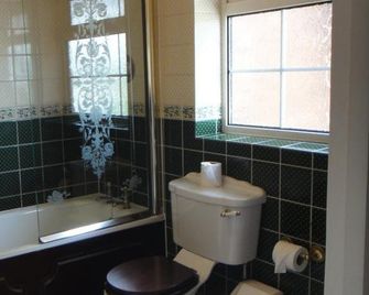 Gibtel Lodge & Cafe - Slough - Baño
