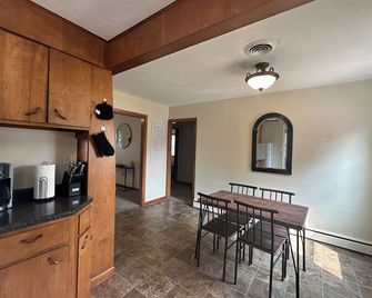 Clean & Cozy Spacious Apartment - Bismarck - Jadalnia