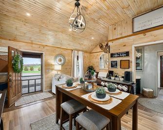 Adorable Cabin. Cozy & comfy. Coffee bar, firepit, horseshoes, hammock, grill - Richfield Springs - Dining room