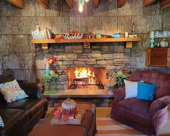 Saunders Cabin Wifi. Creek w/fire pit, cornhole, ax board, horseshoes. big field - Lenoir - Lounge