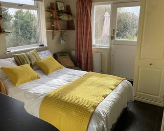 Entire 1Bed Studio with Ensuite Balcony & Parking - Westcliff-on-Sea - Bedroom