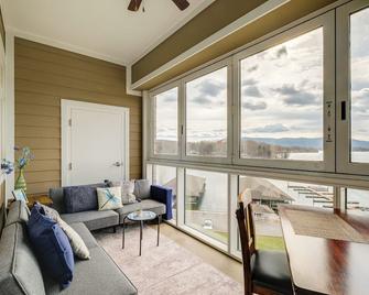 Balcony and Serene Views Cozy Condo in Huddleston! - Huddleston - Sala de estar