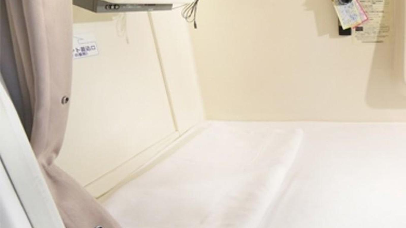 Capsule Hotel Leaves