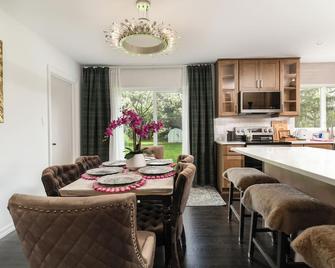 Elegant Escape by Downtown Burr Ridge with an easy access to Chicago Landmarks - La Grange - Dining room