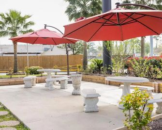 梅里特套房飯店 - 博蒙特（德克薩斯州） - 天井