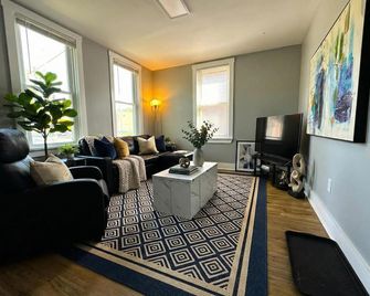 Cozy unit King bed & laundry - Wilmington - Living room