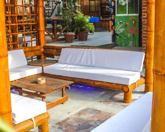 Soga Hostal - Santa Marianita Beach - Patio