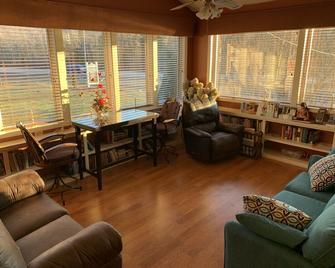 12 BR/13.5 BA Inn w/ Views of White Mountains & Heated Pool - Randolph - Sala de estar