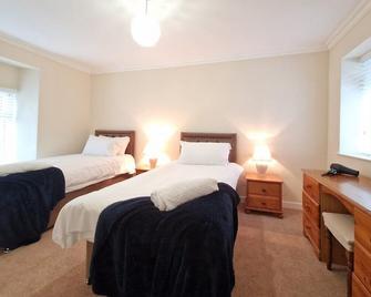 Lewis Gethin House, Newly renovated cottage sleeps 9, close to bike park wales - Merthyr Tydfil - Bedroom