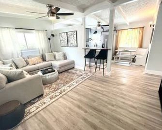 5805 S Hubert Ave · Charming Tropical Pool Retreat w Hot Tub - Tampa - Salon