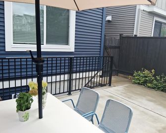 Spotless Basement Suite Near Lec. 2 Beds, Private Entrance, Free Parking - Langley Township - Balcony