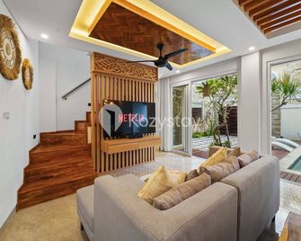 Agie Villa by Kozystay - Canggu - North Kuta - Wohnzimmer