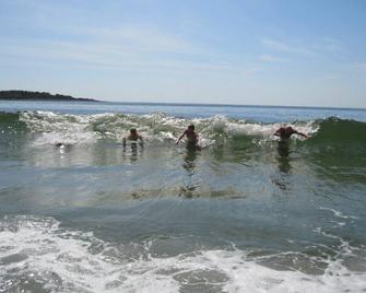 Family condo for up to 4, lovingly managed by owner. - Kennebunkport - Strand